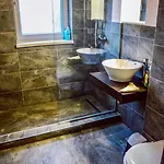 Vivamus Garden Retreat - With Terace & Parking 아파트 *