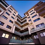 Vivamus Garden Retreat - With Terace & Parking شقة *