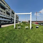 Vivamus Garden Retreat - With Terace & Parking 아파트 *