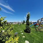 Vivamus Garden Retreat - With Terace & Parking *