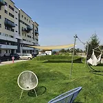 شقة Vivamus Garden Retreat - With Terace & Parking