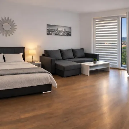 شقة Vivamus Garden Retreat - With Terace & Parking